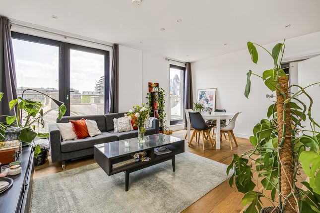 Thumbnail Flat to rent in Luxe Tower, London