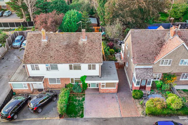 2 Pyenest Road, Harlow photo 2