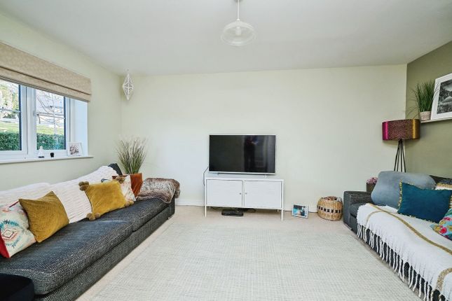 14, Cromwell Way, Royston photo 2