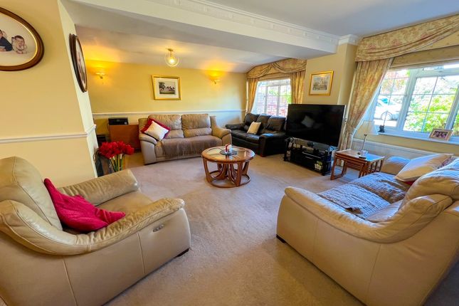 Cherry Orchard Gardens, West Molesey photo 2