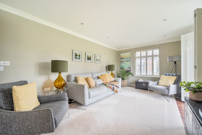 15, Beacon Crescent, Surrey photo 2