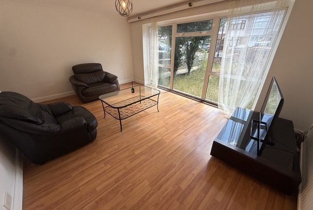 72, Dorchester Avenue, Palmers Green photo 5