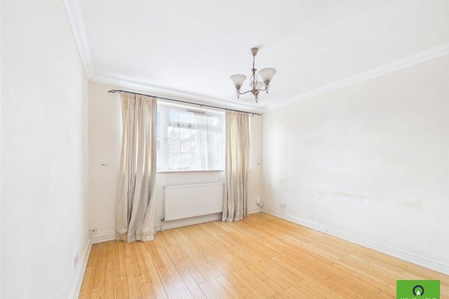 8, Margaret Close, Romford photo 4