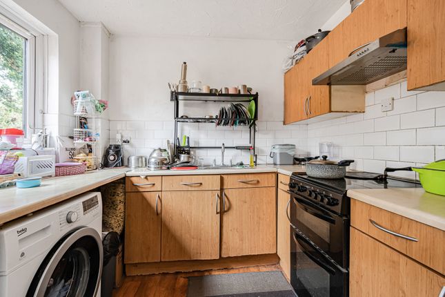 12, Escott Place, Chertsey photo 3