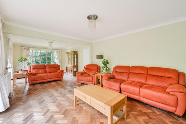 19, Woodcote Hurst, Epsom photo 4