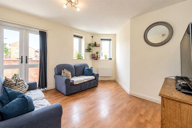 PRIVATE SO - Flat 2, Quilting Court,, Garter Way, London photo 2