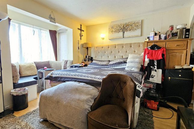 14, Pikestone Close, Hayes photo 2