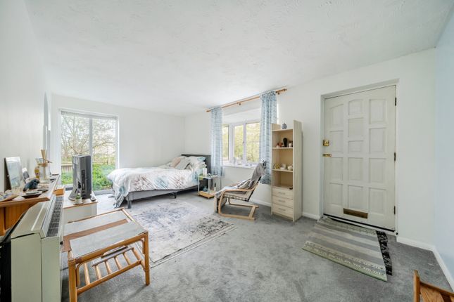 15, Monks Crescent, Surrey photo 4