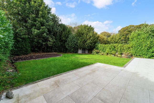 11, Fiddicroft Avenue, Banstead photo 3