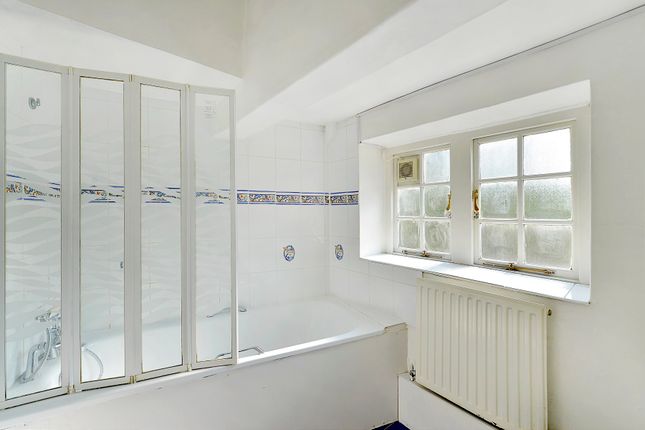 Room 2 Flat 30, Hogarth House,, Erasmus Street, London photo 4