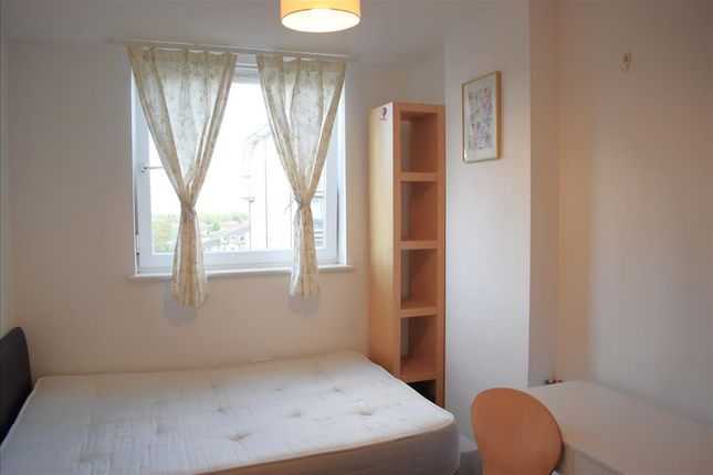 40, Hamlyn House, Feltham photo 5