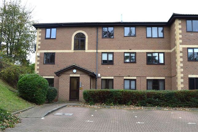 Flat to rent in Winston Close, Greenhithe