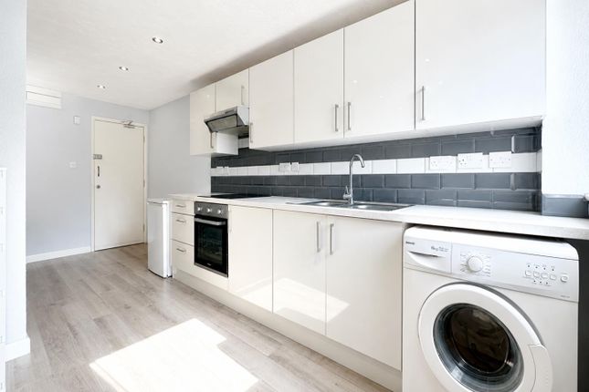 Flat 2B, Horndean Road, Bracknell photo 2