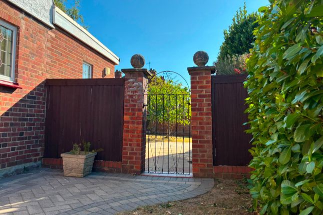 27 Meadway, London photo 3
