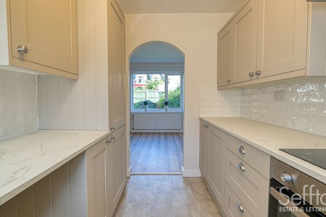 8 Manor Close, Norwich photo 4