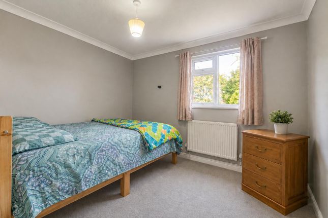 Highlands Close, Hounslow photo 3