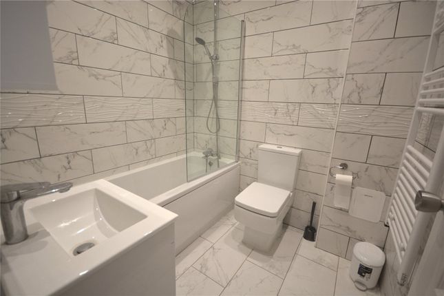 Flat 1, 132, High Street, Surrey photo 2
