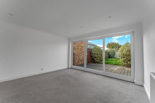 5 Fulwood Court, Long Lane, Staines-upon-Thames photo 2