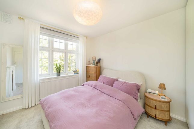 47, Streatham Close, London photo 4