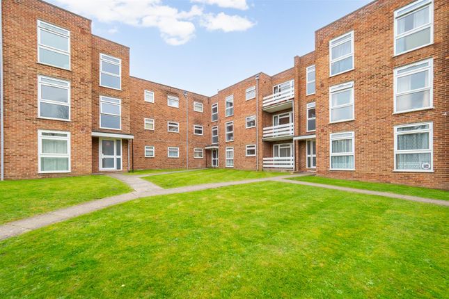 Flat for sale in Worcester Road, Sutton