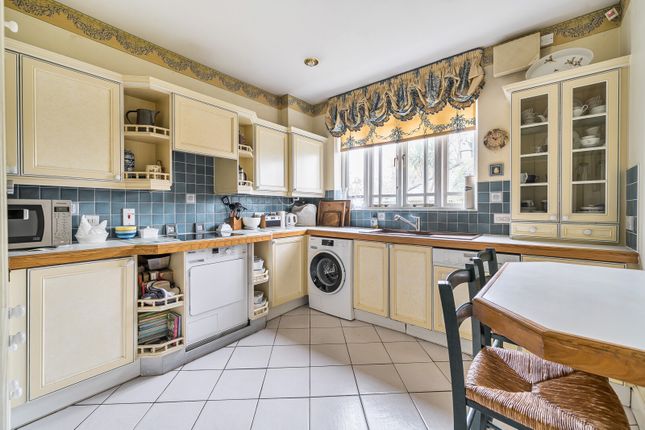 3, Lakeside Grange, Weybridge photo 3