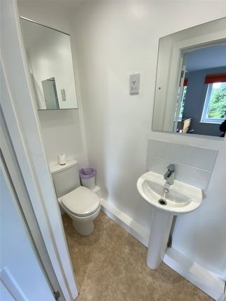 Room 4, 19, Jasmine Close, Surrey photo 5