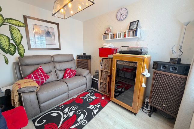 7, Rosefinch Drive, Cannock photo 4