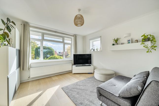 26, Peatmore Avenue, Pyrford photo 3