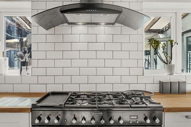 24, Mosyer Drive, London photo 4