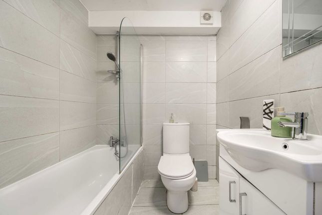 Flat 3, 31, Peckham High Street, London photo 5