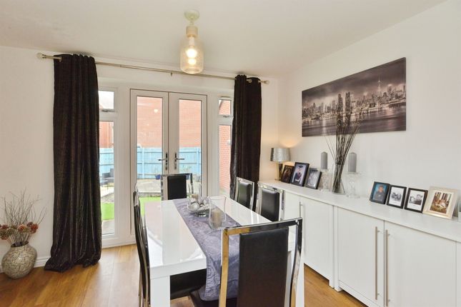 27, Curacao Crescent, Milton Keynes photo 3