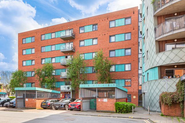 Flat to rent in Westpoint Apartments, Hornsey