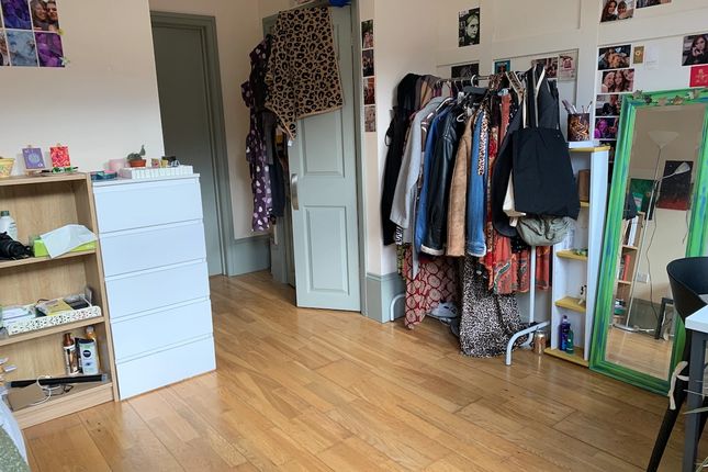 A Bright And Well-Kept Double Bedroom Featuring Po...