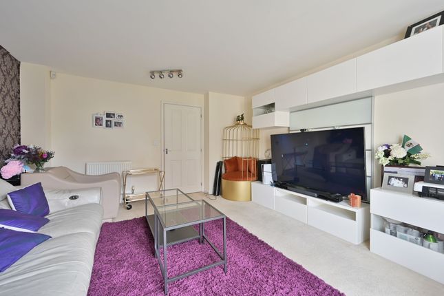 26 Dodd Road, Watford photo 4