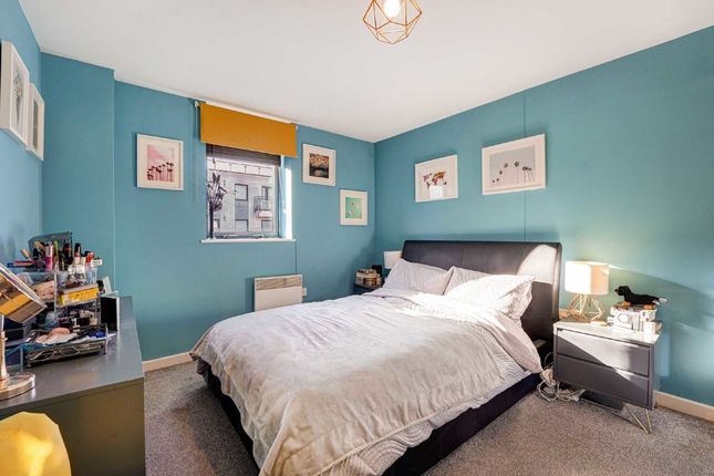 Flat for sale in Mitcham Road, London
