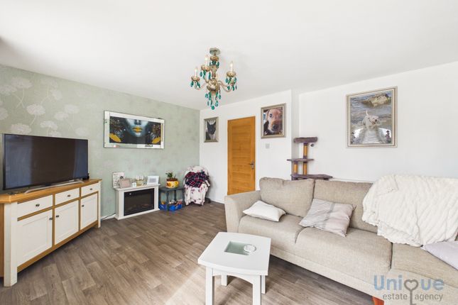 7, Allen Close, Fleetwood photo 2