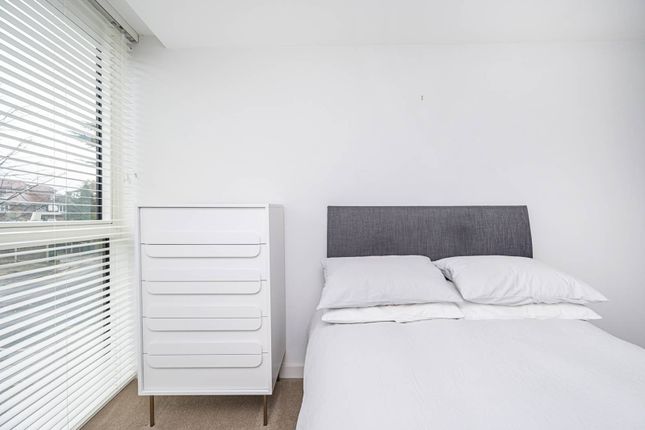 Flat to rent in Skylark Point, Stoke Newington, London