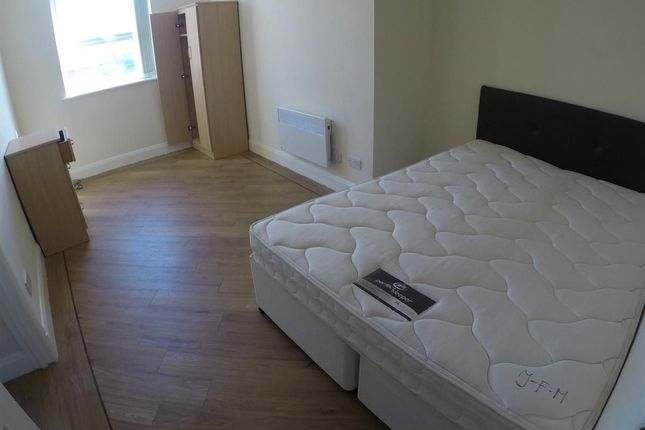 Flat to rent in Upper Parliament Street, Toxteth, Liverpool