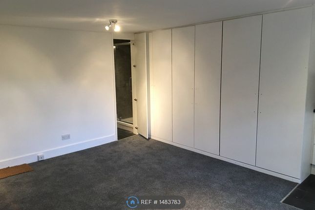 Flat, Victoria Way, London photo 3