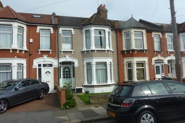 Thumbnail Flat to rent in Holmwood Road, Ilford