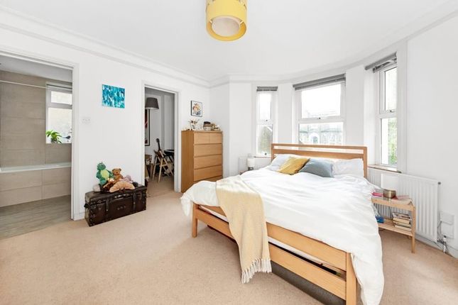 Flat for sale in Thicket Road, Anerley, London
