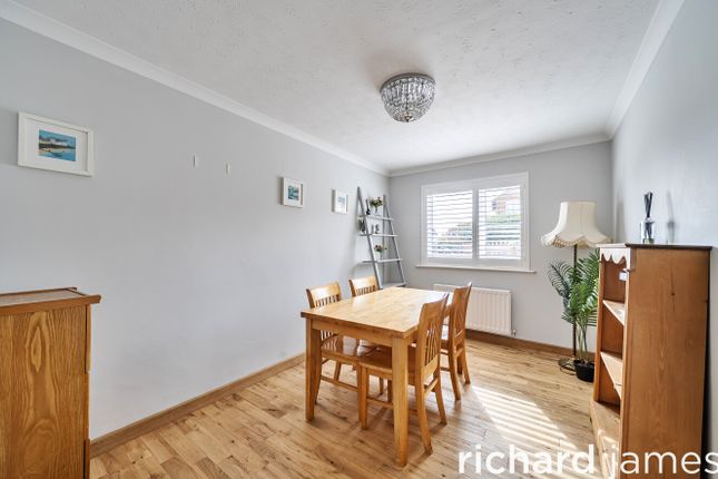 22, Garraways, Royal Wootton Bassett photo 4