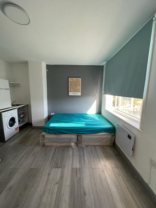 Flat to rent in Dunstable Close, Luton, Bedfordshire