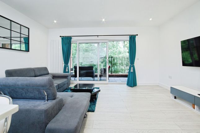 Flat 5 Bens Court, 195, Brighton Road, Surrey photo 2