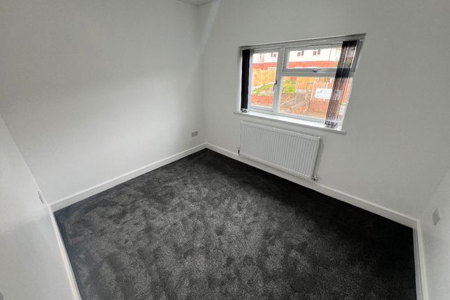 Flat to rent in Priory Road, Dudley