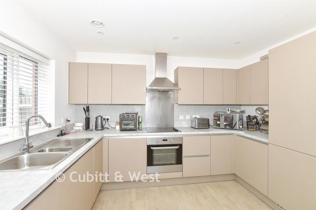 2, Summer Barn Place, Crawley photo 2