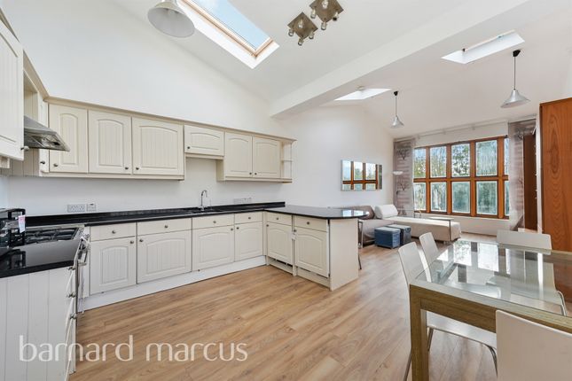 Flat B, 186, Crowborough Road, London photo 2