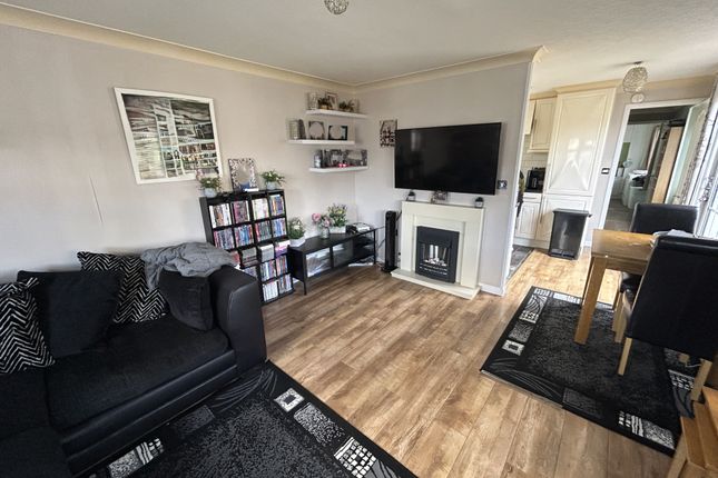6 Third Avenue, Galley Hill, Waltham Abbey photo 4