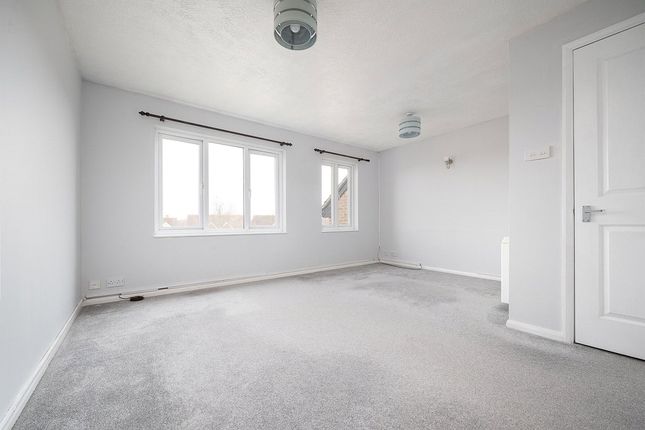 Thumbnail Flat to rent in Cotswold Way, Worcester Park, Surrey