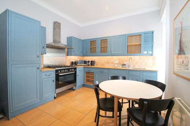 Thumbnail Flat to rent in Royal Crescent, Glasgow